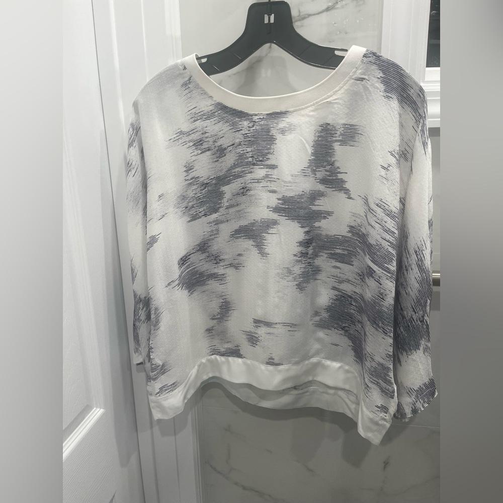 1.State Scattered Line Crewneck Pullover